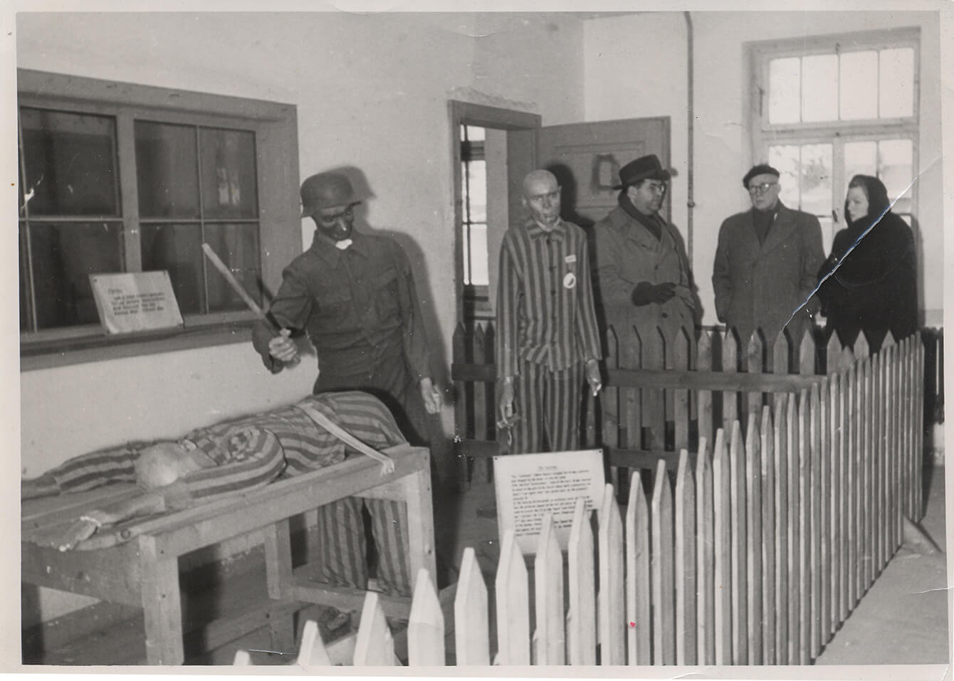 Ausstellung im Krematorium (1945)